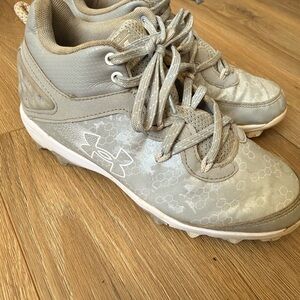 Under Armour Light Gray Youth Athletic cleats